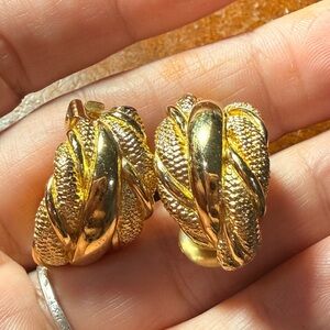 Burberrys gold tone  Clip-On Earrings